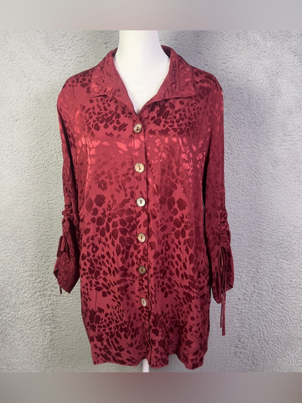 John Mark Top Womens Medium Red Animal Print Wire Collar Button Tunic Blouse